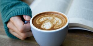 건강한 커피를 즐기는 독서중인 여성